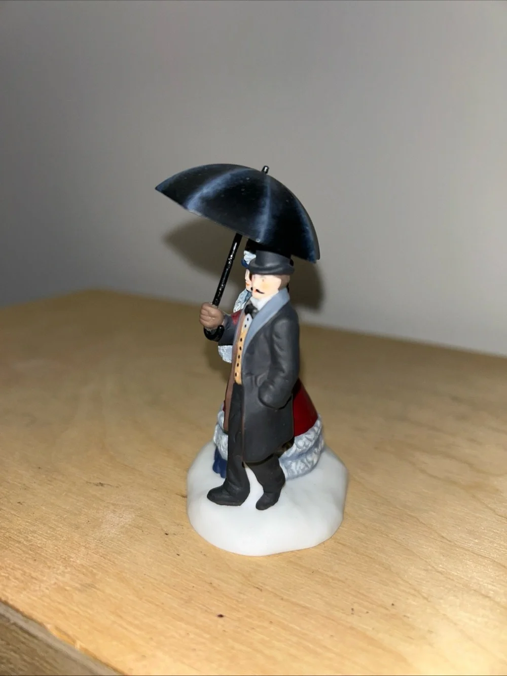 Dept 56 Under the Bumbershoot Item #58460 Dickens Village Accessory Retired 2002